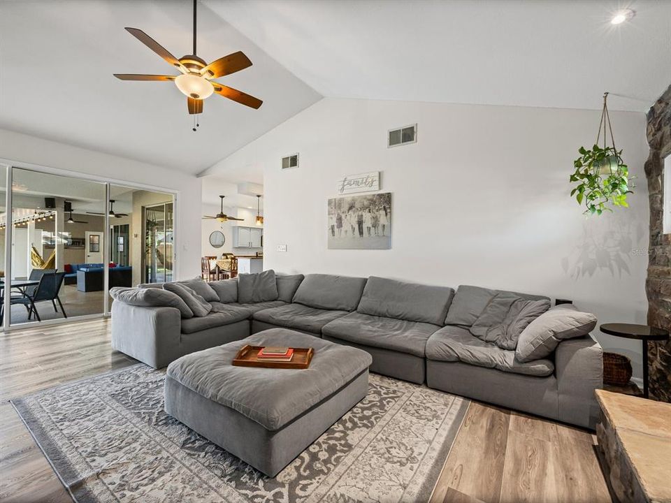 合同活跃: $749,000 (5 贝兹, 3 浴室, 3407 平方英尺)