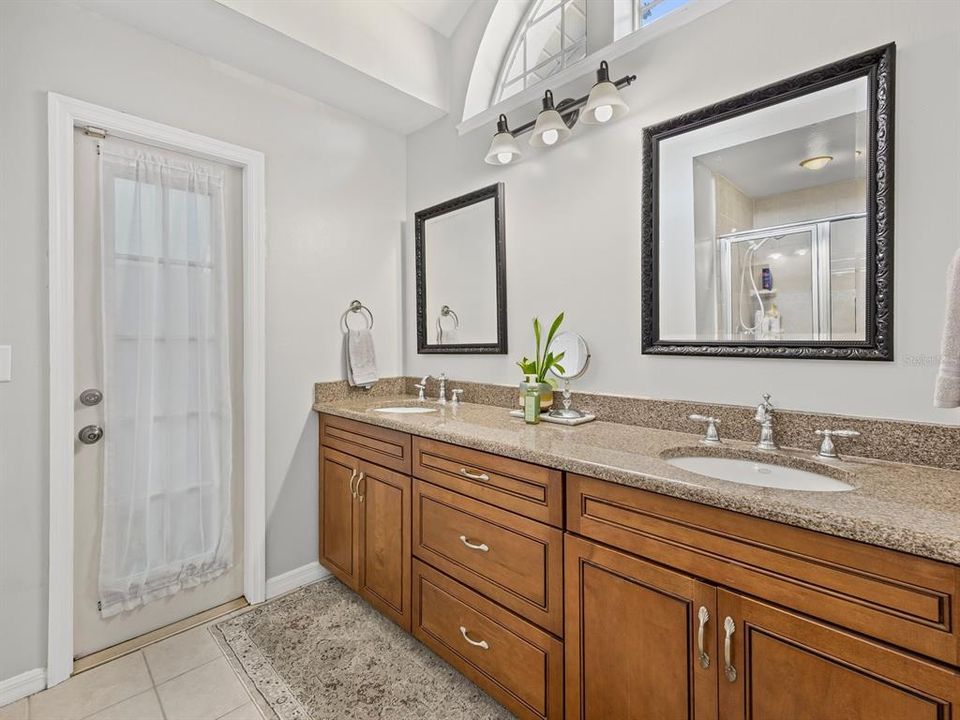 合同活跃: $749,000 (5 贝兹, 3 浴室, 3407 平方英尺)