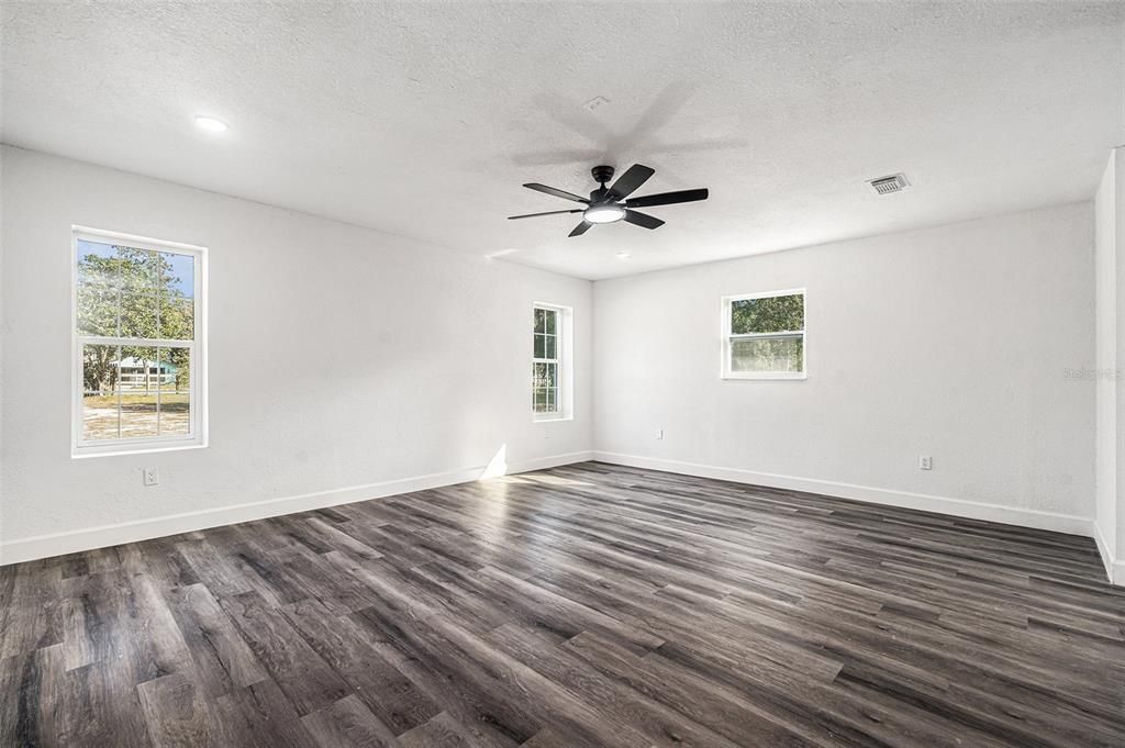 For Sale: $384,900 (3 beds, 2 baths, 1720 Square Feet)