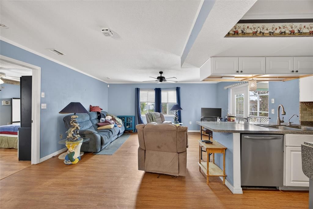 На продажу: $375,000 (4 спален, 3 ванн, 1711 Квадратных фут)