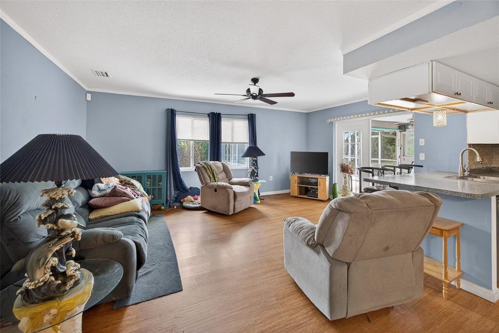 На продажу: $375,000 (4 спален, 3 ванн, 1711 Квадратных фут)