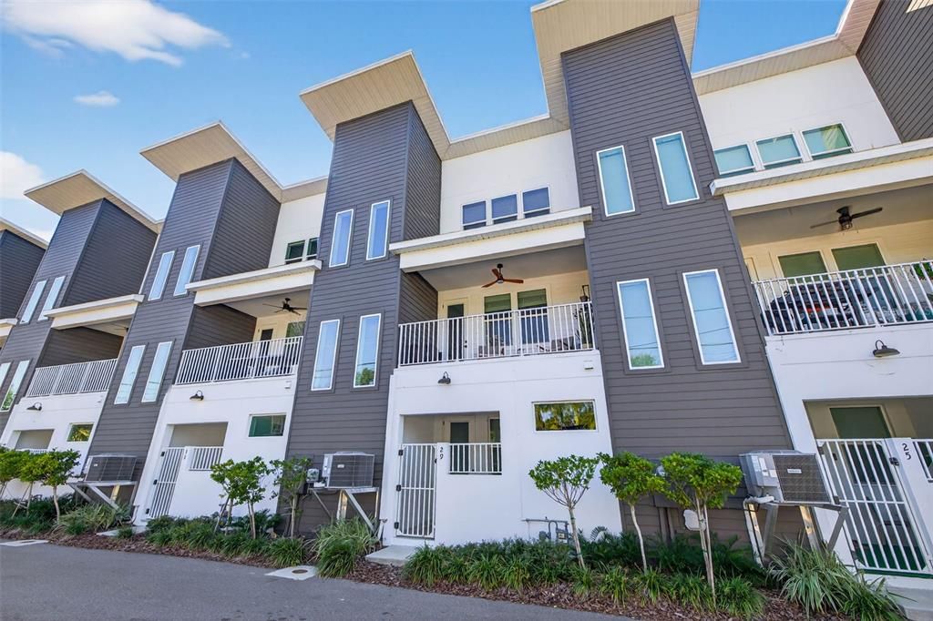 Active With Contract: $799,000 (3 beds, 3 baths, 1990 Square Feet)