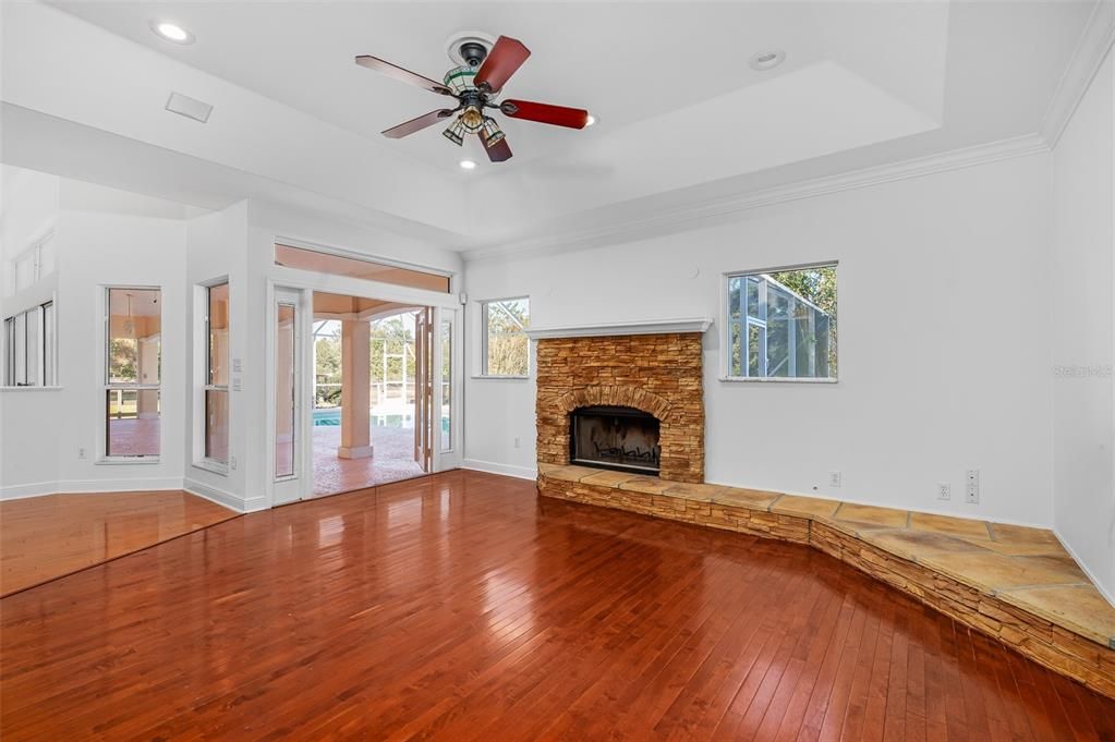 En Venta: $775,000 (4 camas, 3 baños, 3471 Pies cuadrados)