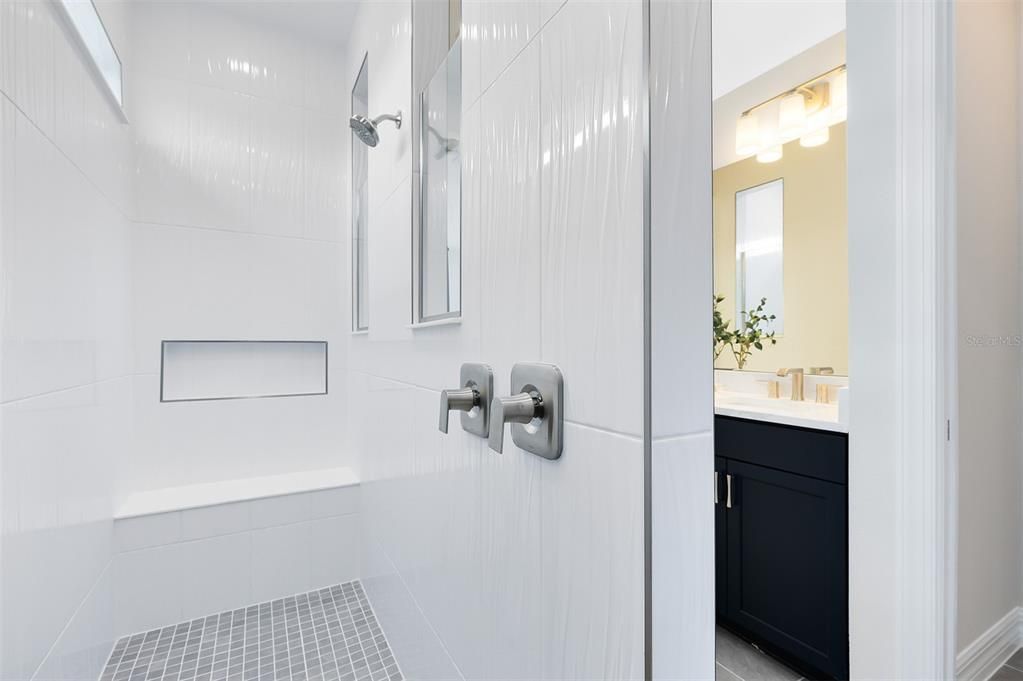 合同活跃: $536,220 (4 贝兹, 3 浴室, 2894 平方英尺)