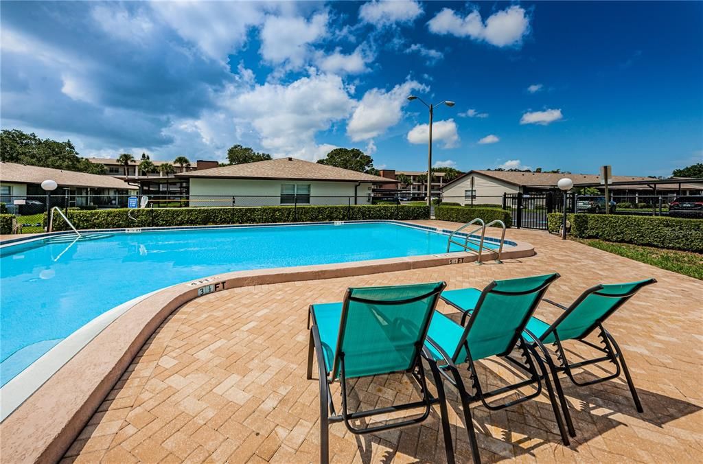 合同活跃: $149,500 (1 贝兹, 1 浴室, 593 平方英尺)