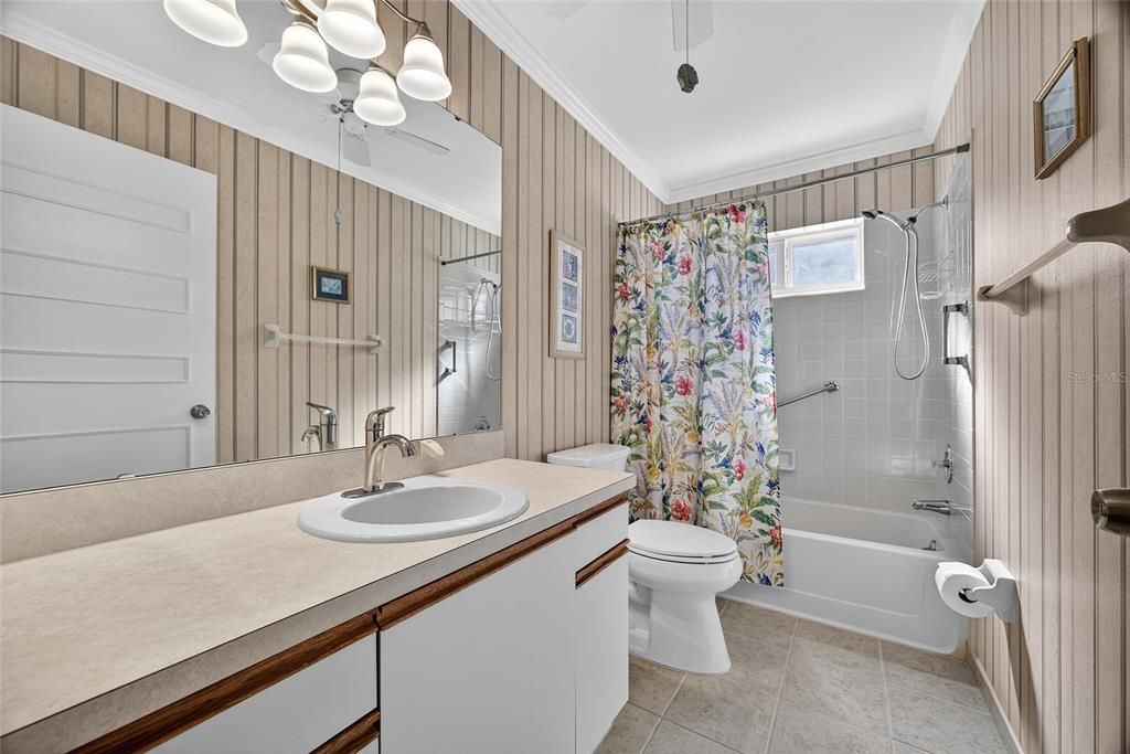 Activo con contrato: $219,999 (2 camas, 2 baños, 1383 Pies cuadrados)