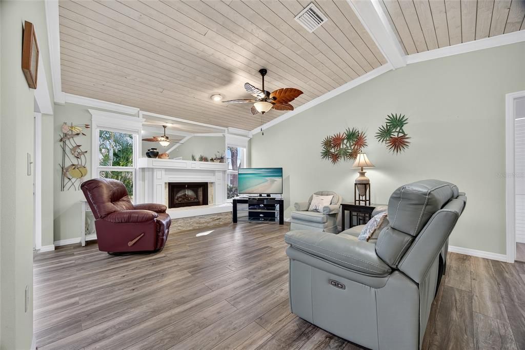 Activo con contrato: $219,999 (2 camas, 2 baños, 1383 Pies cuadrados)