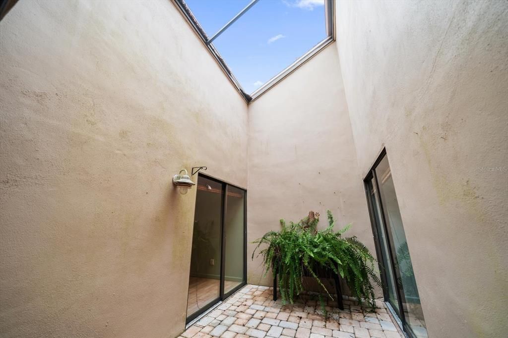 Activo con contrato: $389,000 (3 camas, 2 baños, 1584 Pies cuadrados)