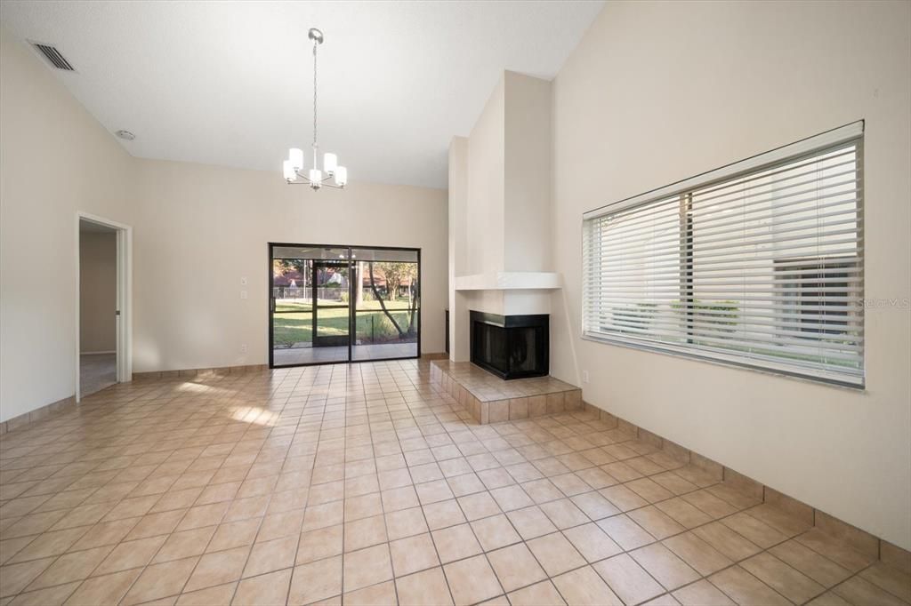 Activo con contrato: $389,000 (3 camas, 2 baños, 1584 Pies cuadrados)