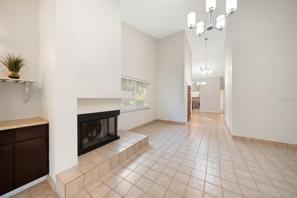 Activo con contrato: $389,000 (3 camas, 2 baños, 1584 Pies cuadrados)