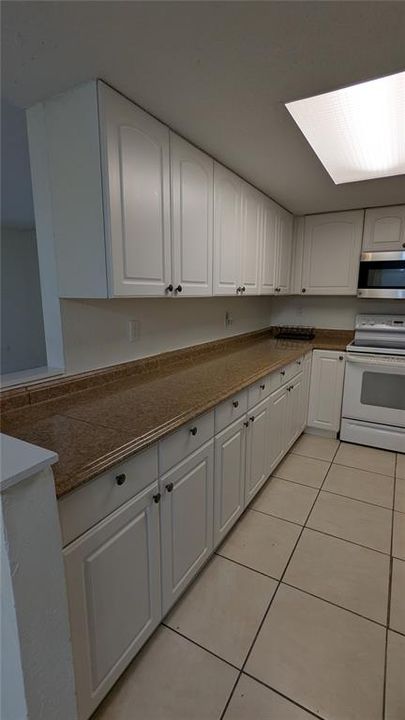 Active With Contract: $1,585 (3 beds, 2 baths, 1250 Square Feet)