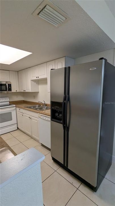 Active With Contract: $1,585 (3 beds, 2 baths, 1250 Square Feet)