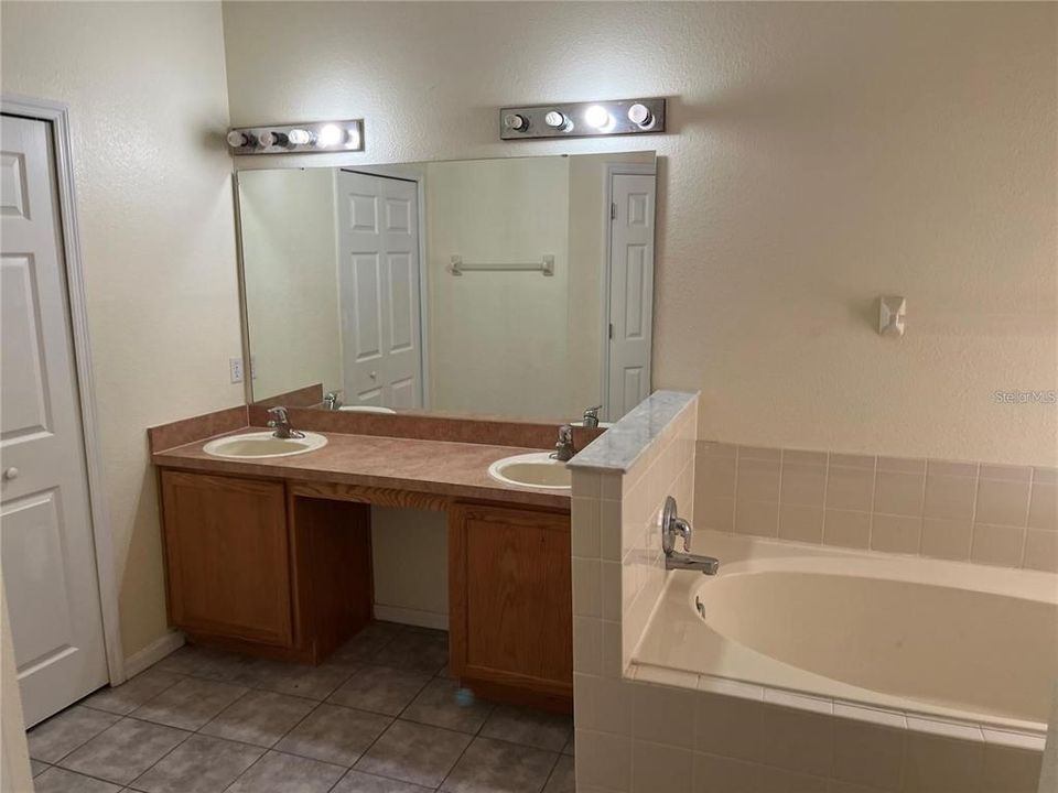 For Sale: $349,000 (3 beds, 3 baths, 2338 Square Feet)