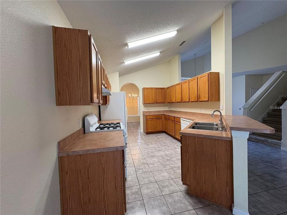 For Sale: $349,000 (3 beds, 3 baths, 2338 Square Feet)