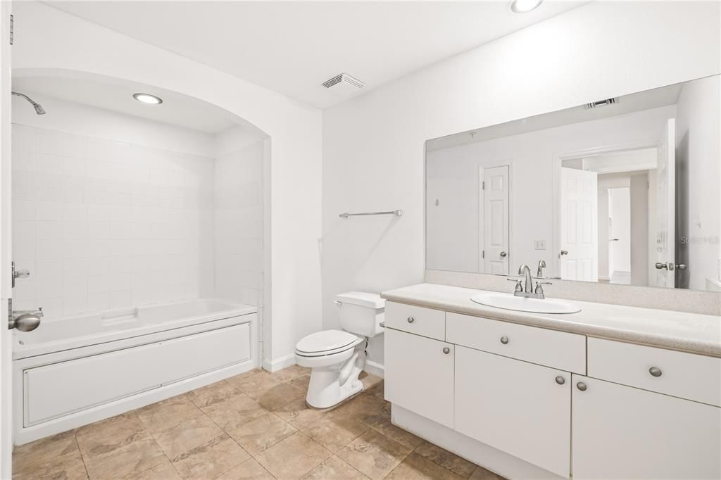 For Sale: $329,000 (2 beds, 2 baths, 1148 Square Feet)