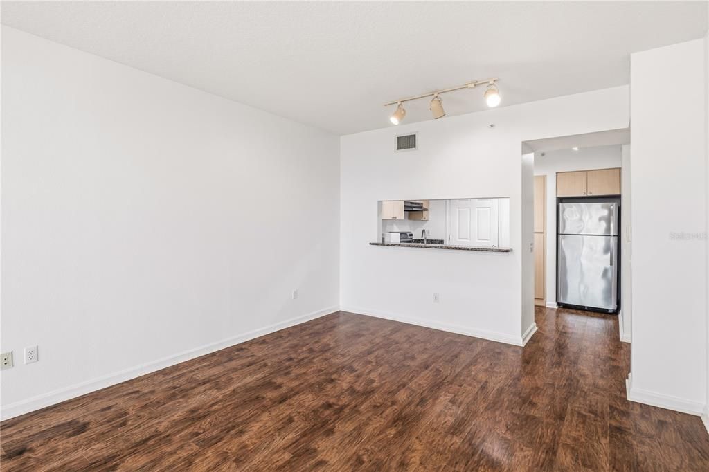 For Sale: $329,000 (2 beds, 2 baths, 1148 Square Feet)