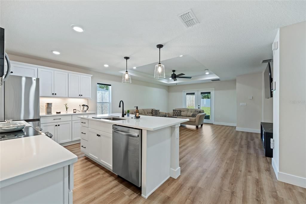 合同活跃: $379,990 (3 贝兹, 2 浴室, 1564 平方英尺)