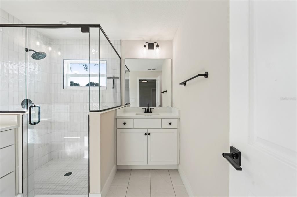 合同活跃: $379,990 (3 贝兹, 2 浴室, 1564 平方英尺)