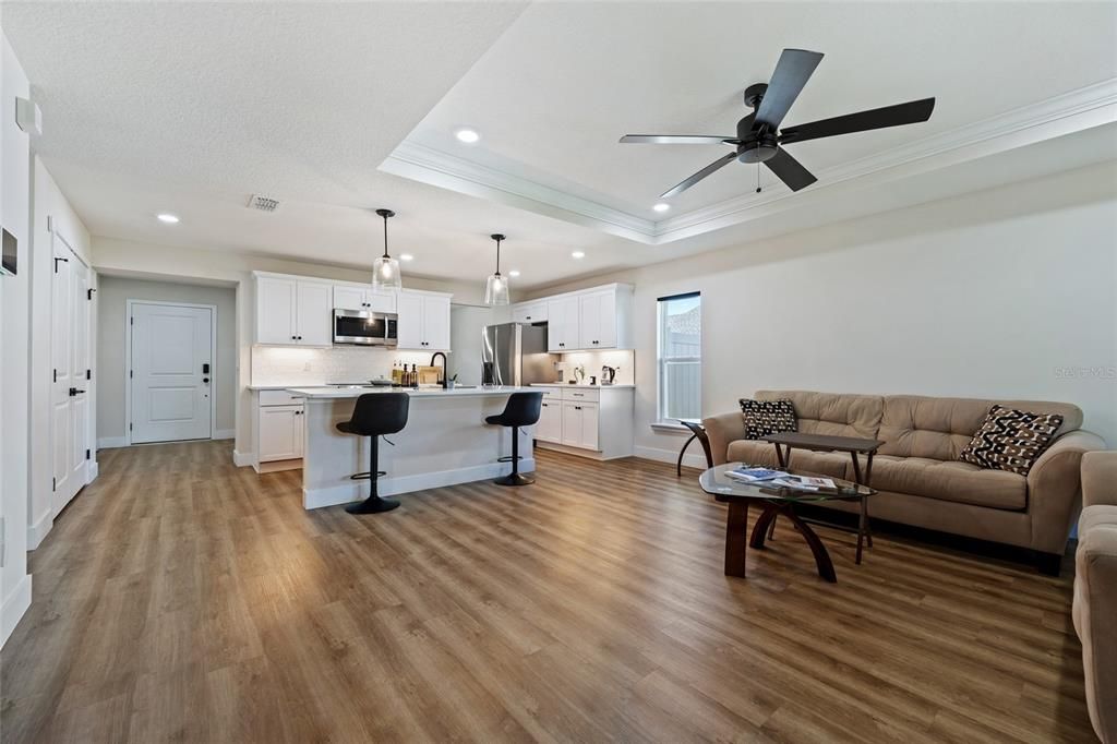 合同活跃: $379,990 (3 贝兹, 2 浴室, 1564 平方英尺)