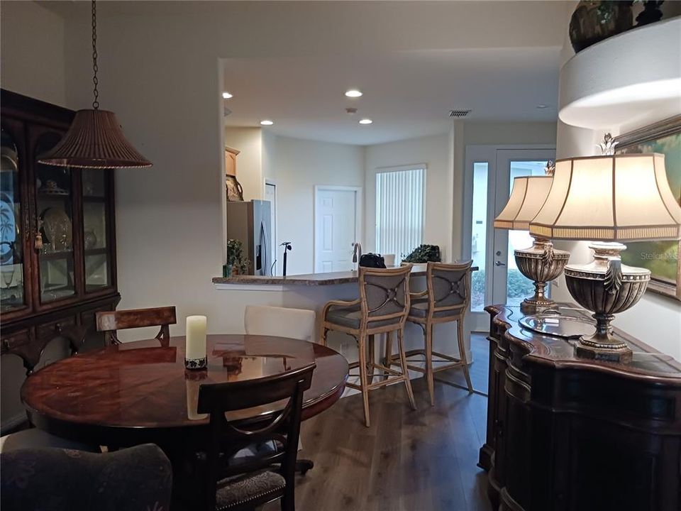 待售: $279,900 (2 贝兹, 2 浴室, 1335 平方英尺)