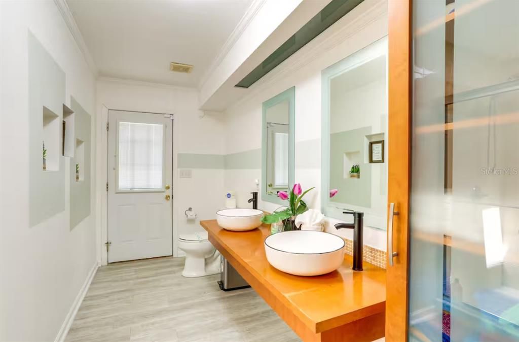 For Sale: $729,000 (5 beds, 3 baths, 2723 Square Feet)