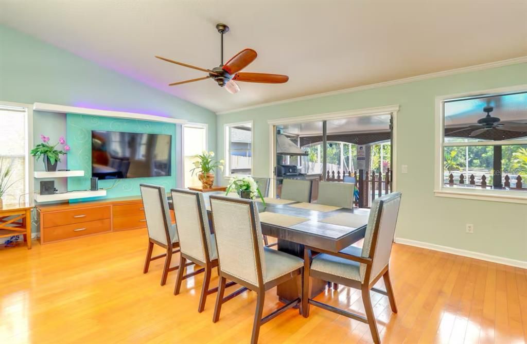 For Sale: $729,000 (5 beds, 3 baths, 2723 Square Feet)