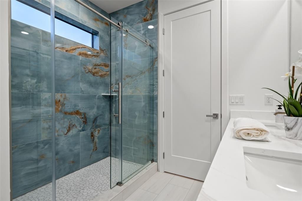 En Venta: $749,000 (3 camas, 2 baños, 2351 Pies cuadrados)