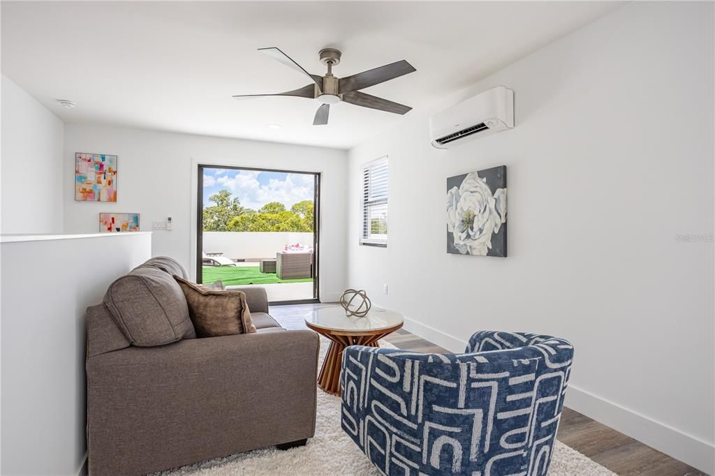 En Venta: $749,000 (3 camas, 2 baños, 2351 Pies cuadrados)