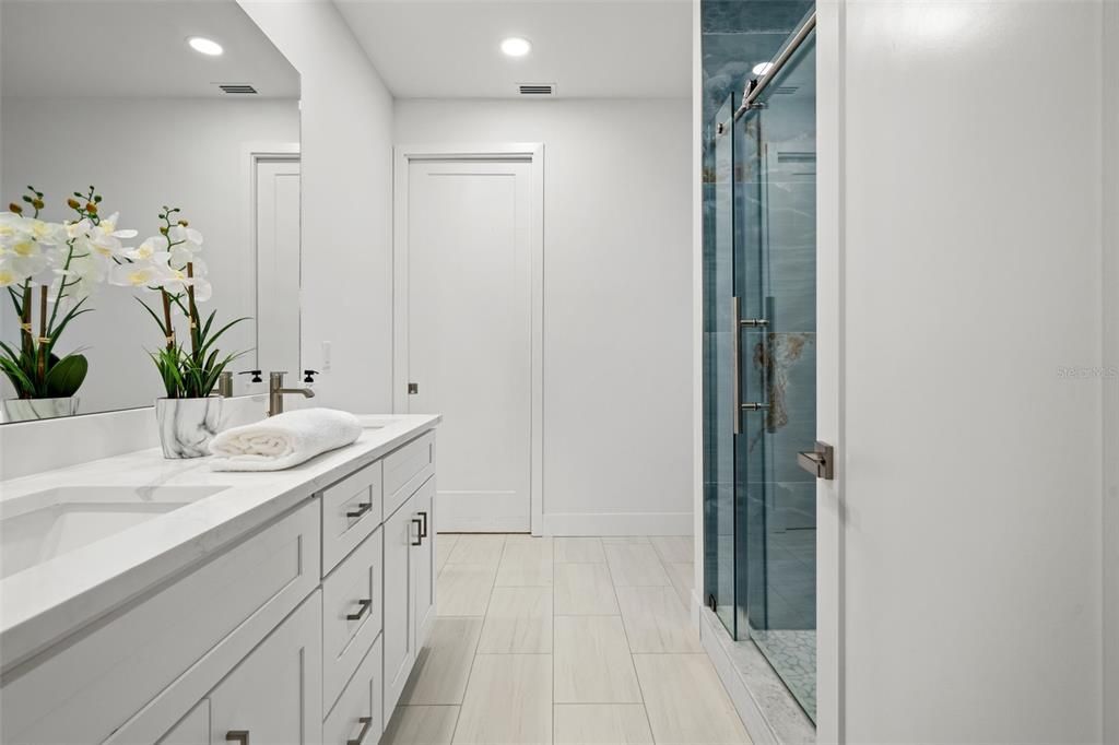 En Venta: $749,000 (3 camas, 2 baños, 2351 Pies cuadrados)