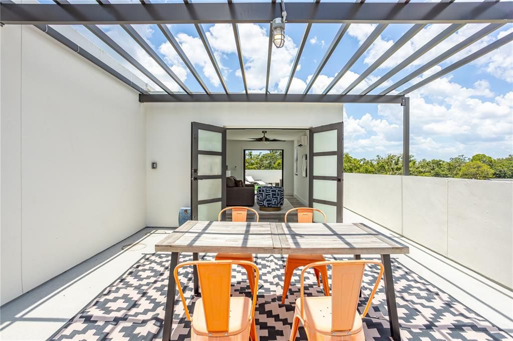 En Venta: $749,000 (3 camas, 2 baños, 2351 Pies cuadrados)