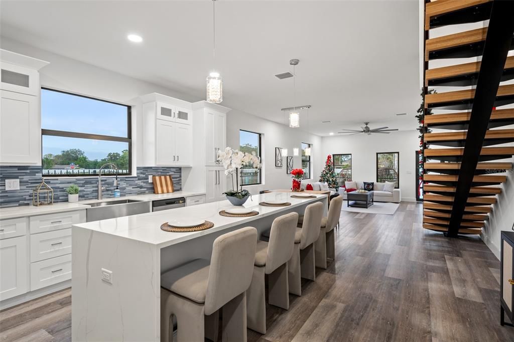 En Venta: $749,000 (3 camas, 2 baños, 2351 Pies cuadrados)