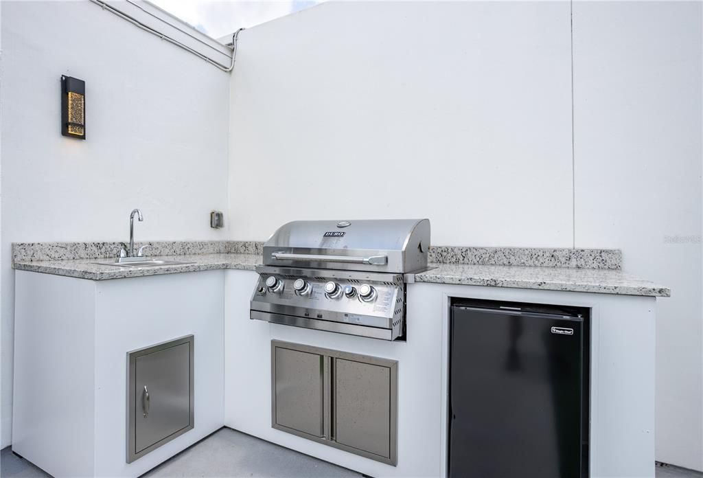 En Venta: $749,000 (3 camas, 2 baños, 2351 Pies cuadrados)