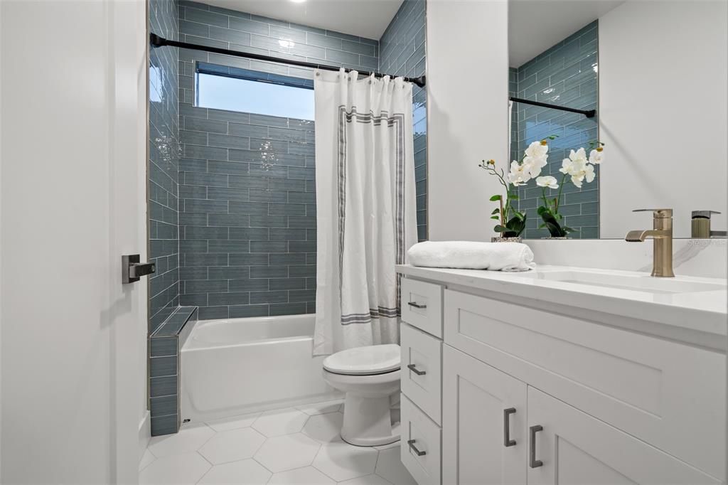 En Venta: $749,000 (3 camas, 2 baños, 2351 Pies cuadrados)