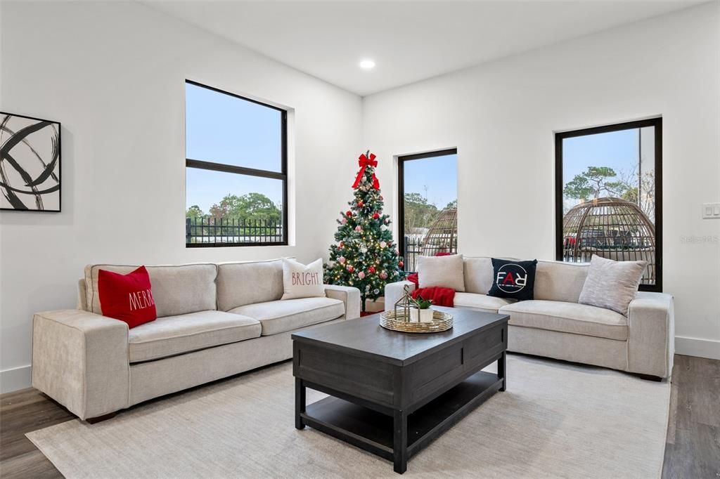 En Venta: $749,000 (3 camas, 2 baños, 2351 Pies cuadrados)