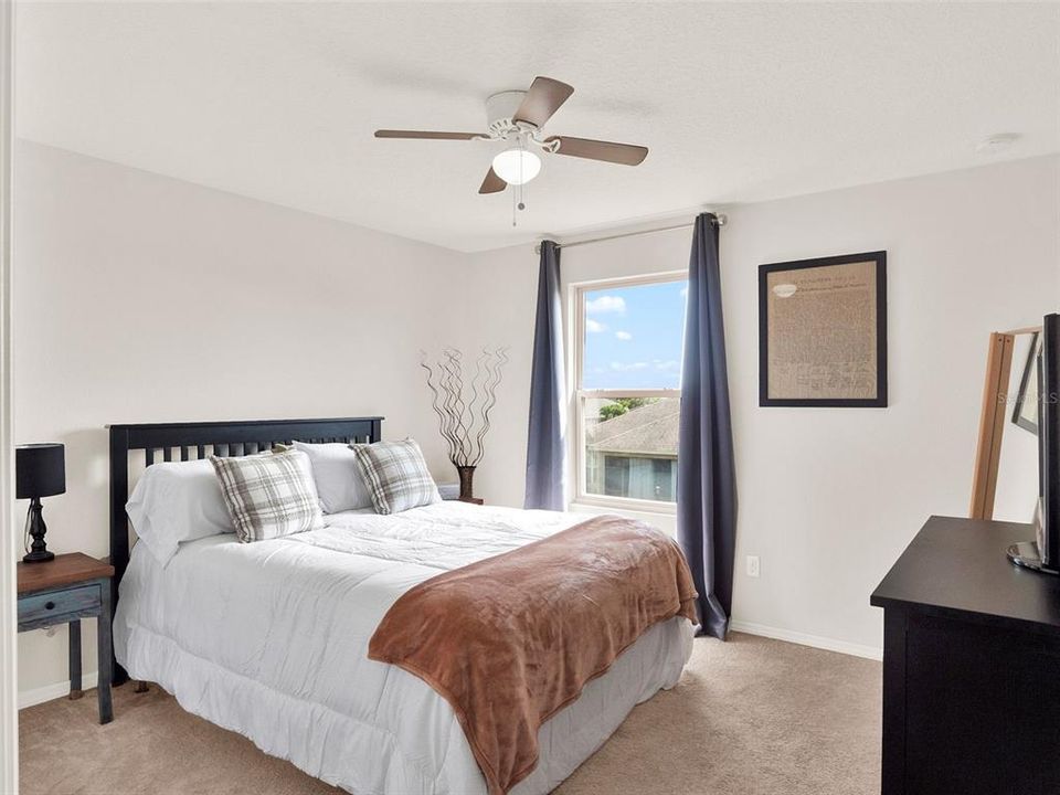 Active With Contract: $550,000 (4 beds, 2 baths, 2560 Square Feet)