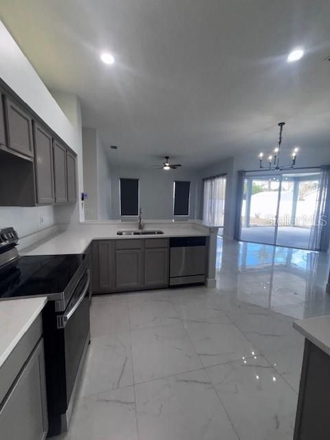 Под контрактом: $2,400 (4 спален, 2 ванн, 2223 Квадратных фут)