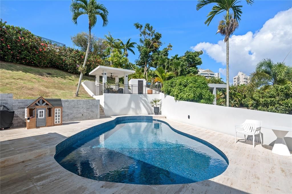 合同活跃: $2,250,000 (4 贝兹, 5 浴室, 3100 平方英尺)