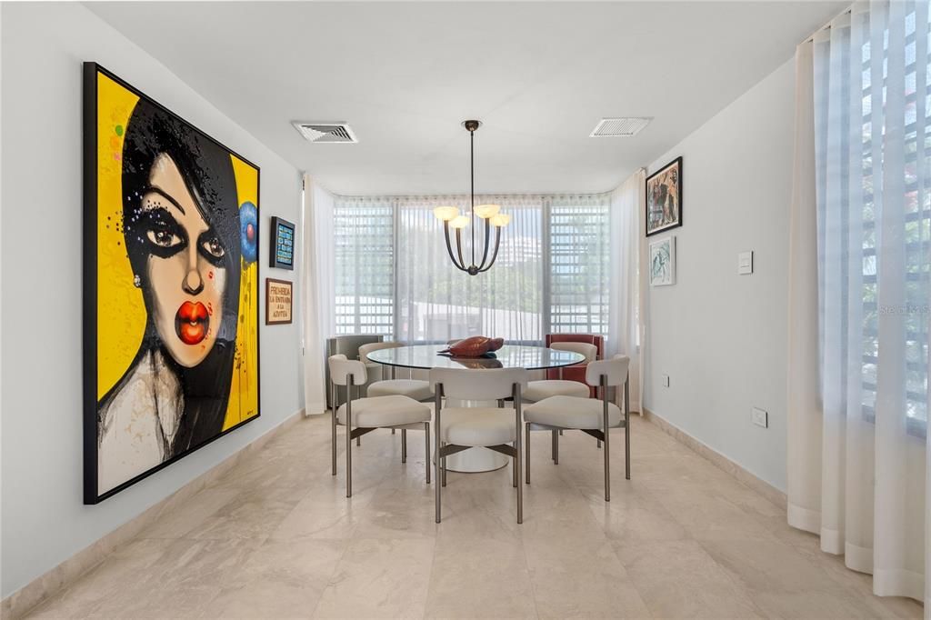 合同活跃: $2,250,000 (4 贝兹, 5 浴室, 3100 平方英尺)