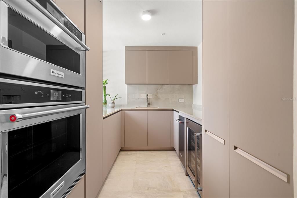 合同活跃: $2,250,000 (4 贝兹, 5 浴室, 3100 平方英尺)