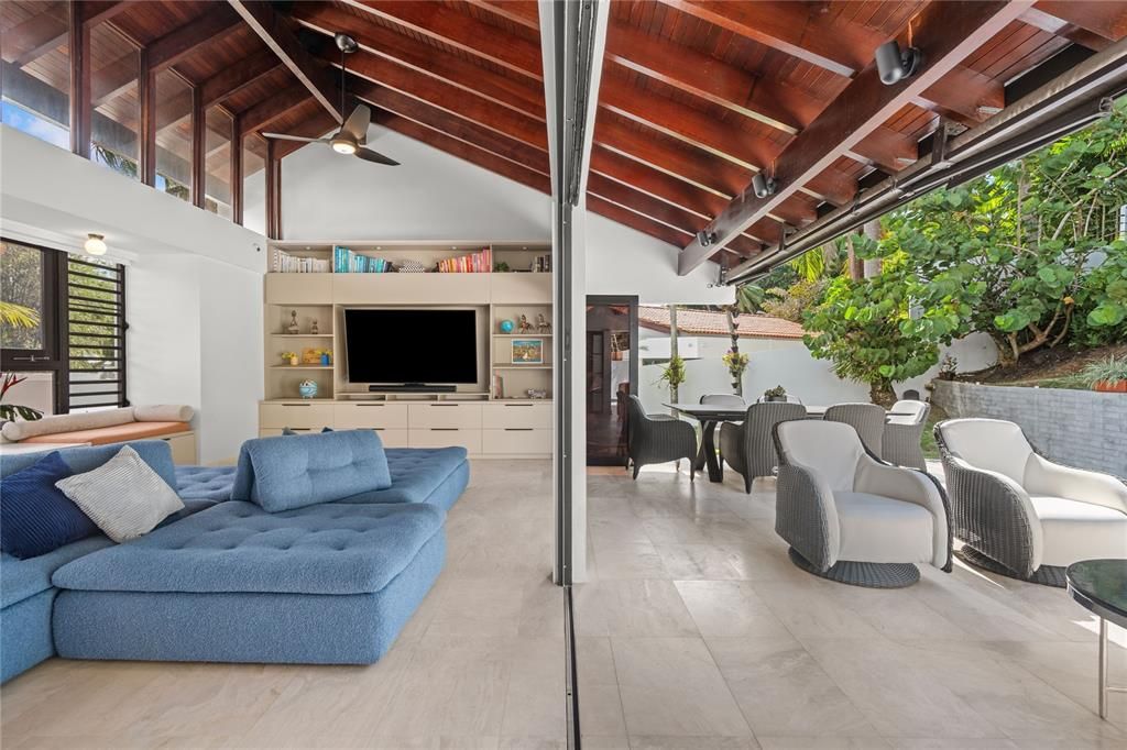 合同活跃: $2,250,000 (4 贝兹, 5 浴室, 3100 平方英尺)