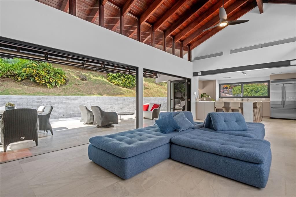 合同活跃: $2,250,000 (4 贝兹, 5 浴室, 3100 平方英尺)