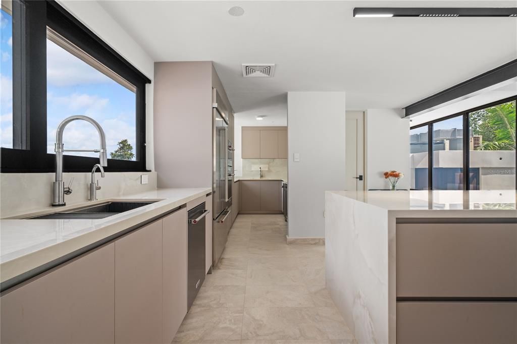 合同活跃: $2,250,000 (4 贝兹, 5 浴室, 3100 平方英尺)