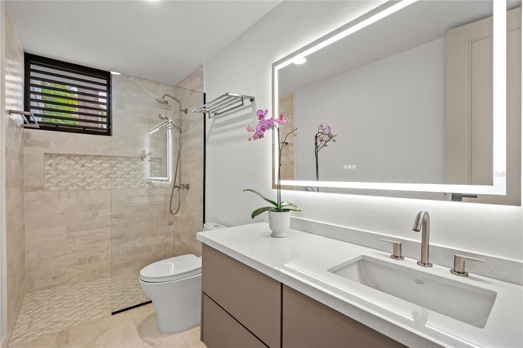 合同活跃: $2,250,000 (4 贝兹, 5 浴室, 3100 平方英尺)