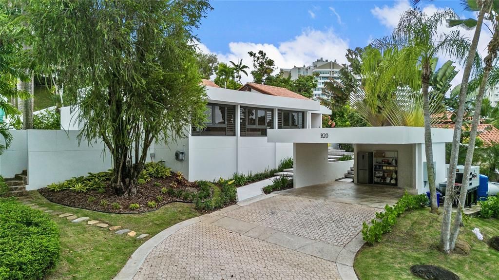 合同活跃: $2,250,000 (4 贝兹, 5 浴室, 3100 平方英尺)