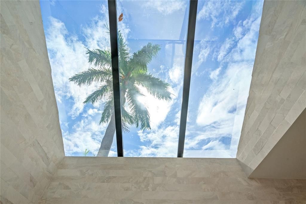 合同活跃: $2,250,000 (4 贝兹, 5 浴室, 3100 平方英尺)