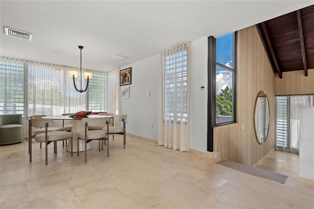 合同活跃: $2,250,000 (4 贝兹, 5 浴室, 3100 平方英尺)