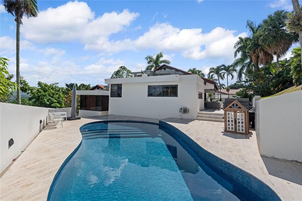 合同活跃: $2,250,000 (4 贝兹, 5 浴室, 3100 平方英尺)