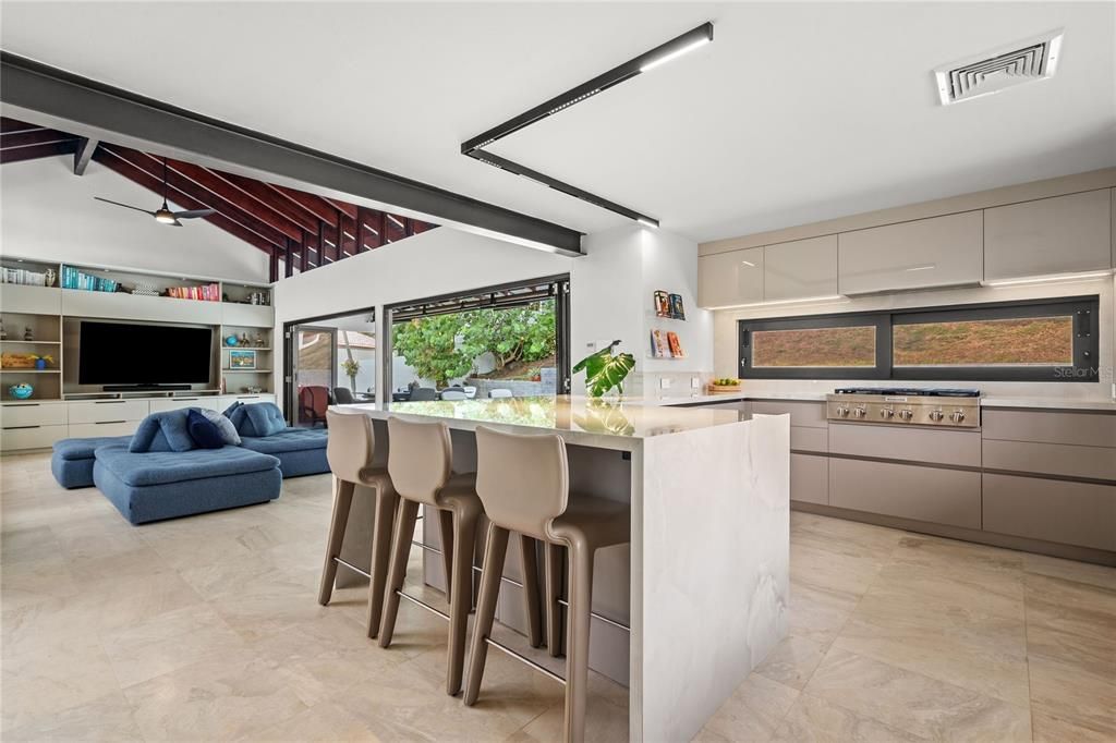 合同活跃: $2,250,000 (4 贝兹, 5 浴室, 3100 平方英尺)