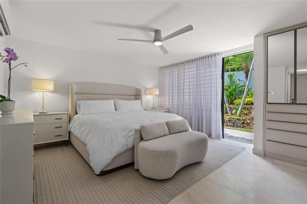 合同活跃: $2,250,000 (4 贝兹, 5 浴室, 3100 平方英尺)