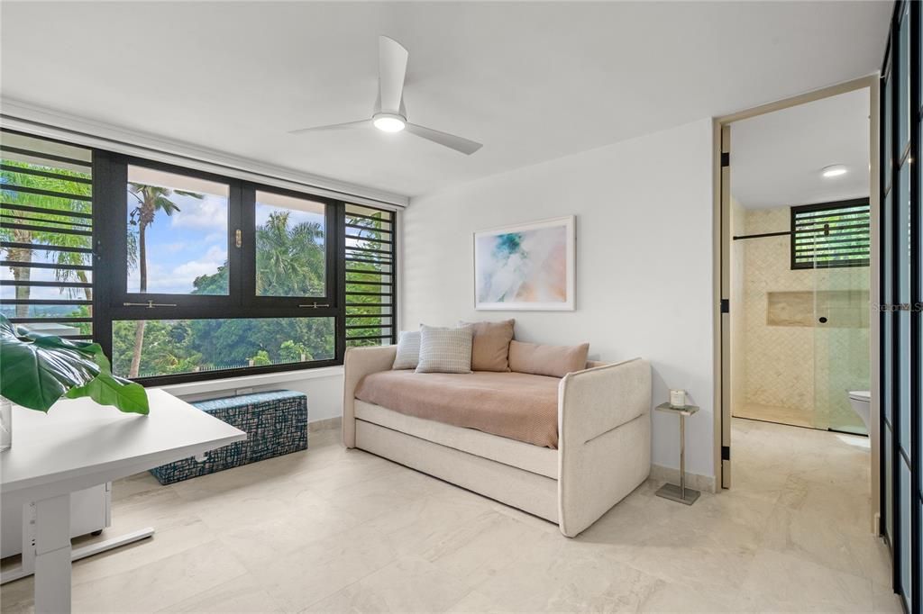 合同活跃: $2,250,000 (4 贝兹, 5 浴室, 3100 平方英尺)